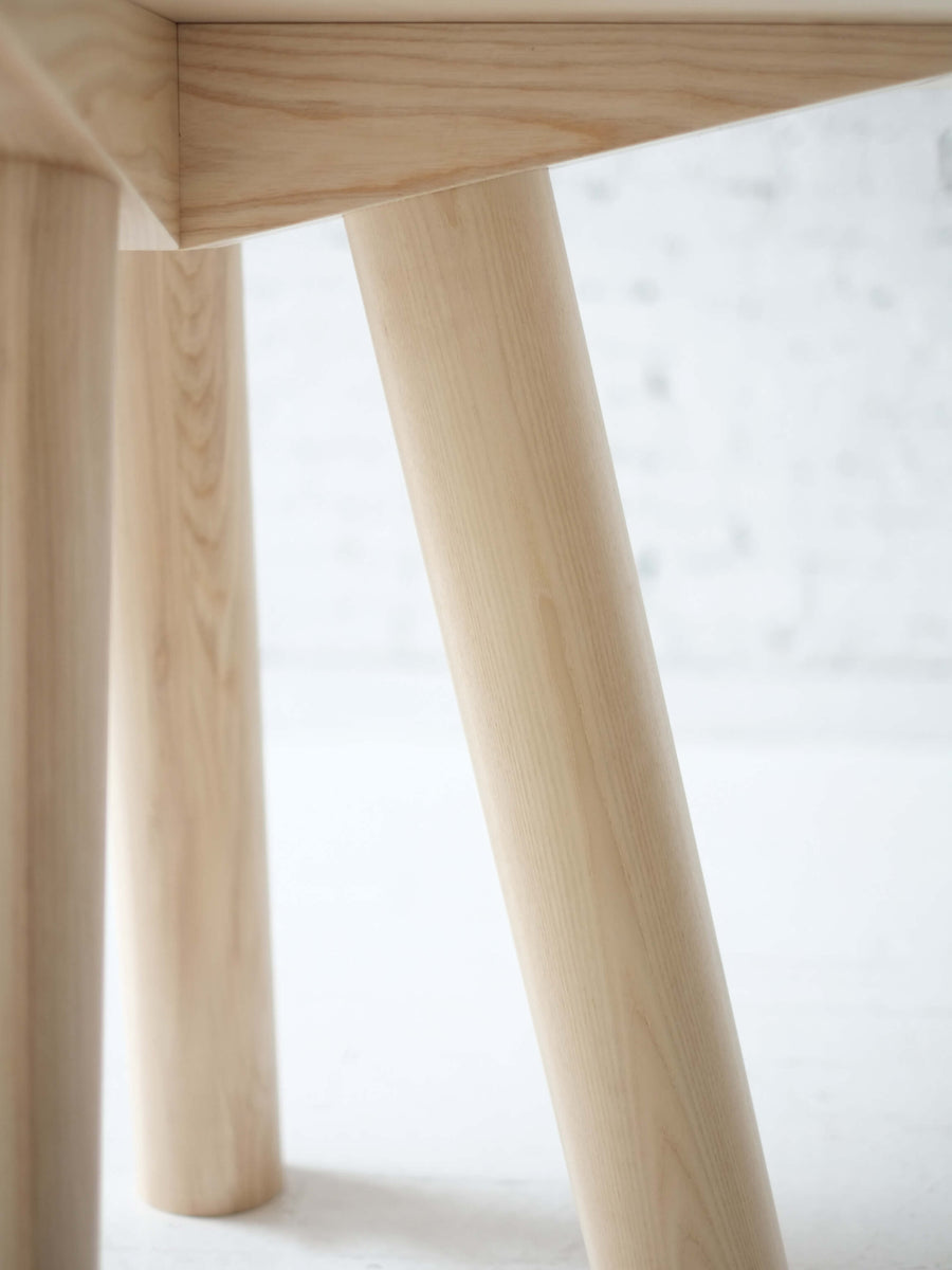 COLUMN DINING TABLE Angled Leg / Round